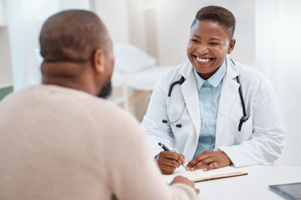 sua devocao e cuidado trazem cura e esperanca foto de um jovem medico escrevendo notas durante uma consulta com um paciente em um consultorio medico