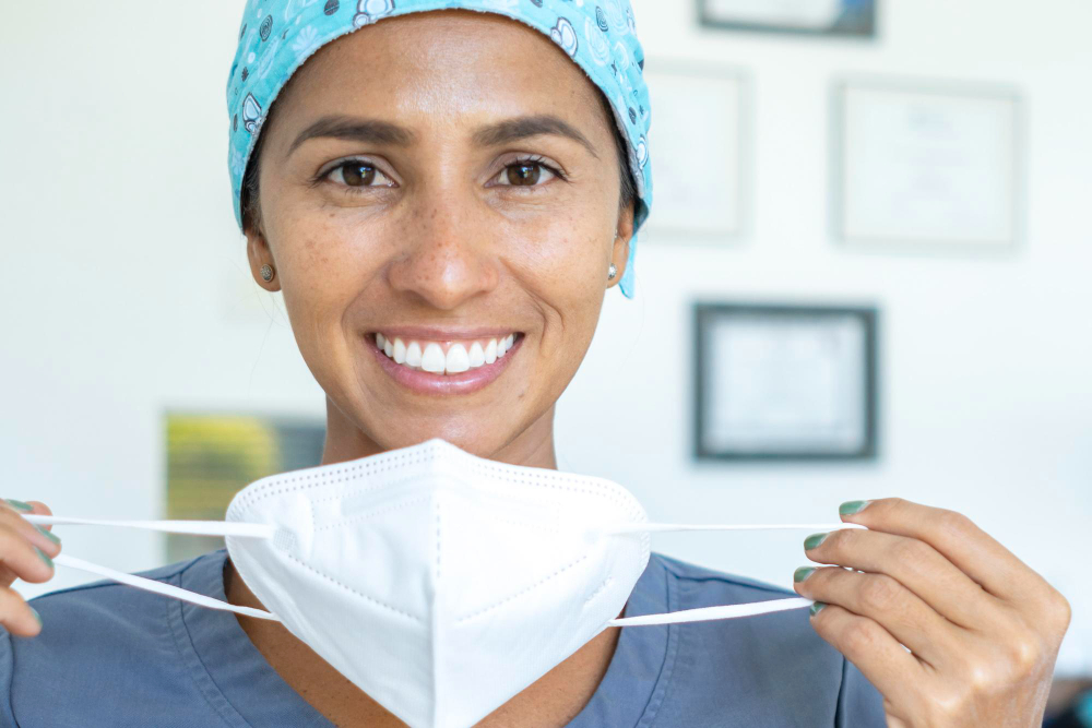 linda medica sorri para a camera enquanto remove sua mascara