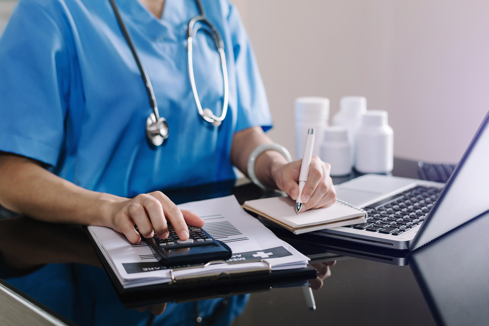 conceito de custos e taxas de saude a mao do medico inteligente usou uma calculadora e smartphone tablet para custos medicos no hospital a luz da manha