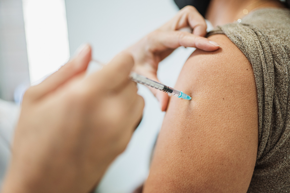 enfermeira latina dando injecao ou vacina no ombro de um paciente vacinacao covid pandemia