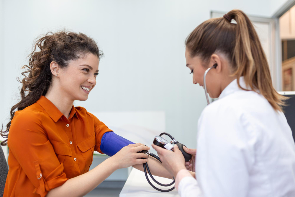 medindo a pressao arterial jovem tem uma visita com medica na clinica moderna medindo a pressao arterial medidor de pressao hipertensao e alta frequencia cardiaca