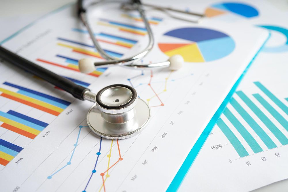 notas de estetoscopio e dolar americano em grafico ou papel grafico estatisticas de contas financeiras e conceito de saude medica de dados comerciais