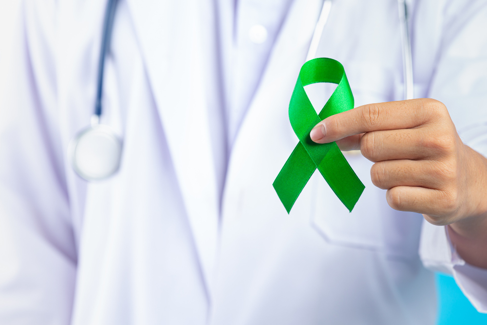 dia mundial da saude mental mao do medico segurando fita verde