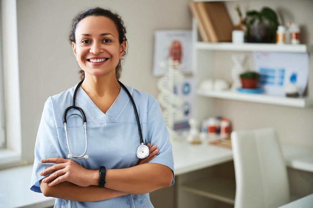 woman therapeutist is staying with crossed arms
