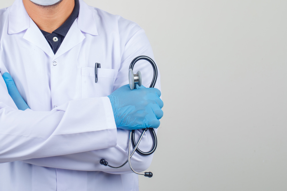 doctor crossing arms while holding stethoscope white coat ()