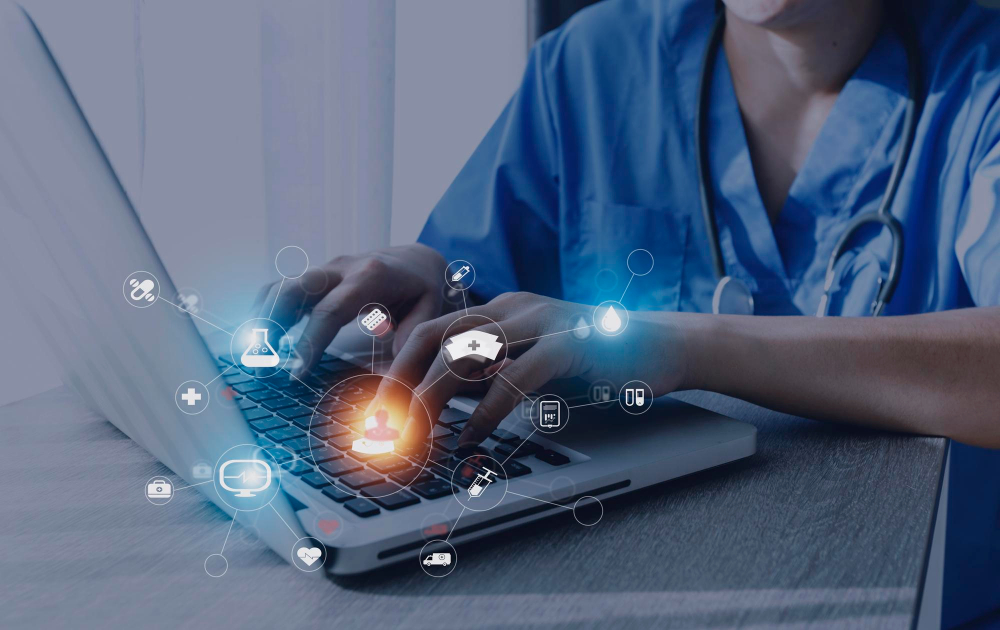 medico ou farmaceutico usa tablet ou celularcuidados de saude e conceito medico ou de seguro de saude