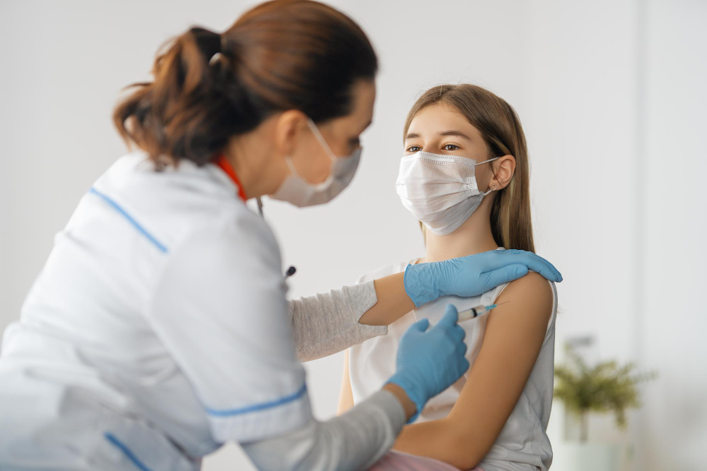 medico vacinando crianca no hospital
