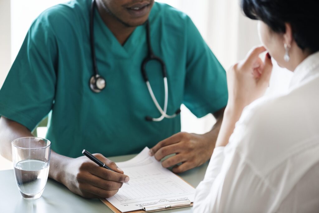 doctor diagnose patient symptoms hospital ()